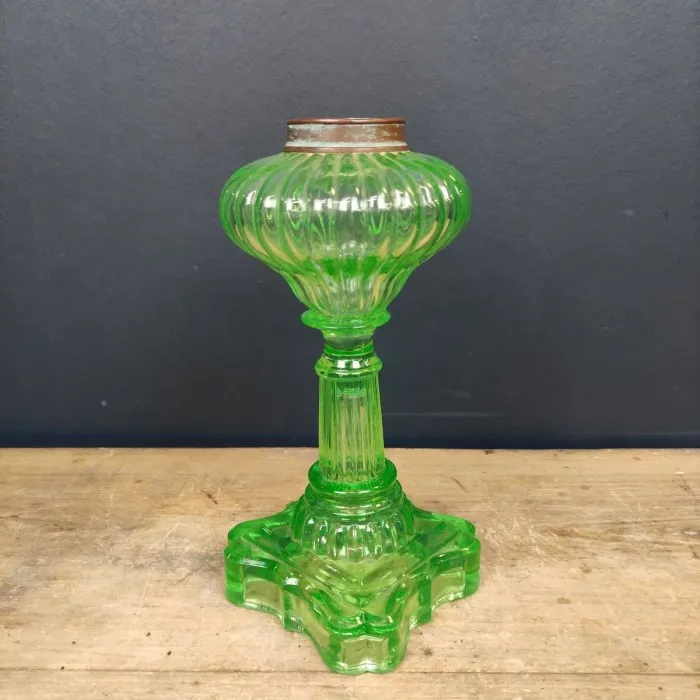 Ancienne lampe à pétrole pour bougeoir en ouraline vert - Le palais des bricoles