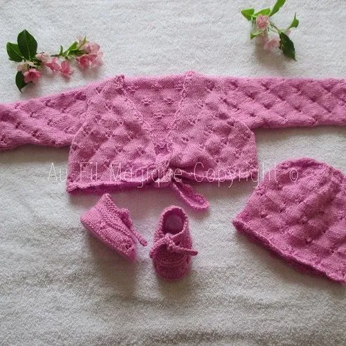 Cache-coeur bonnet chaussons tricot bébé couleur rose oeillet taille 6 mois
