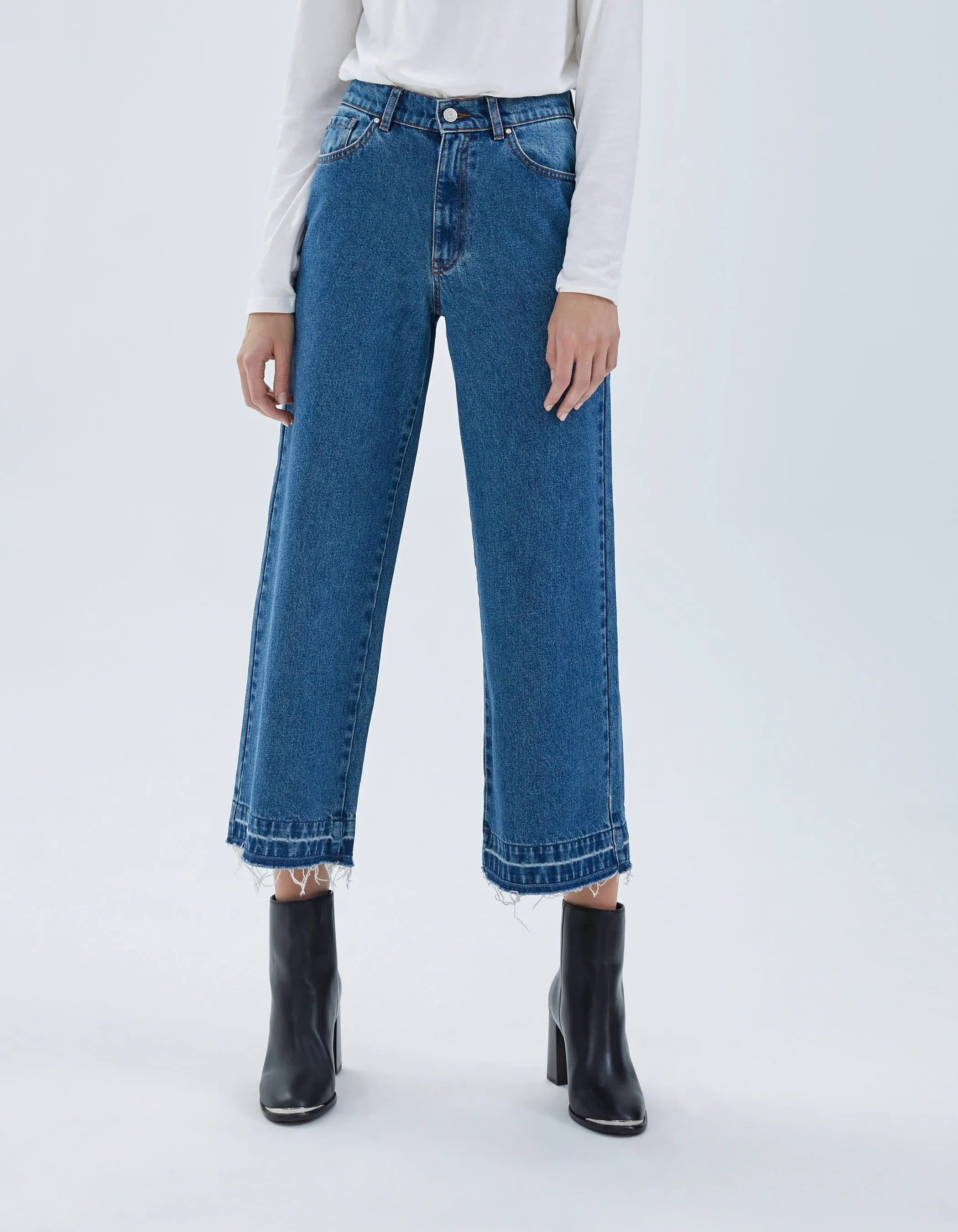 High-waisted blue cropped jeans with frayed hems for women