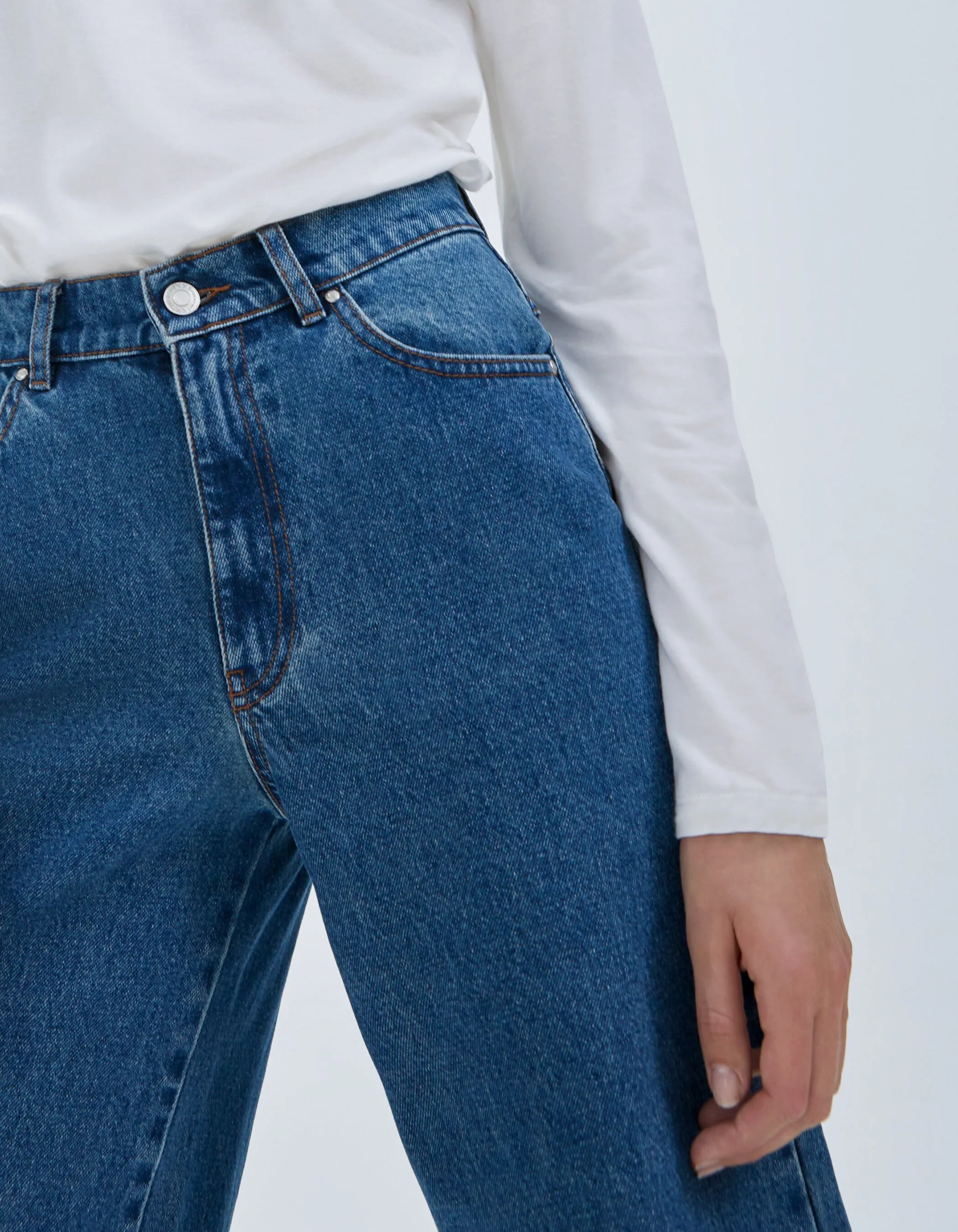 High-waisted blue cropped jeans with frayed hems for women